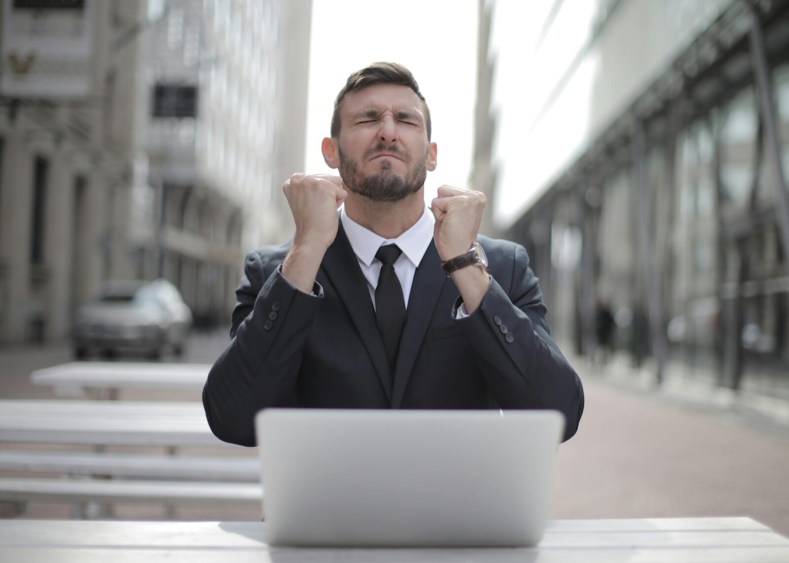 Imagem de um homem de terno atrás de um notebook com uma expressão frustrada por perceber que teve a proteção de dados em risco