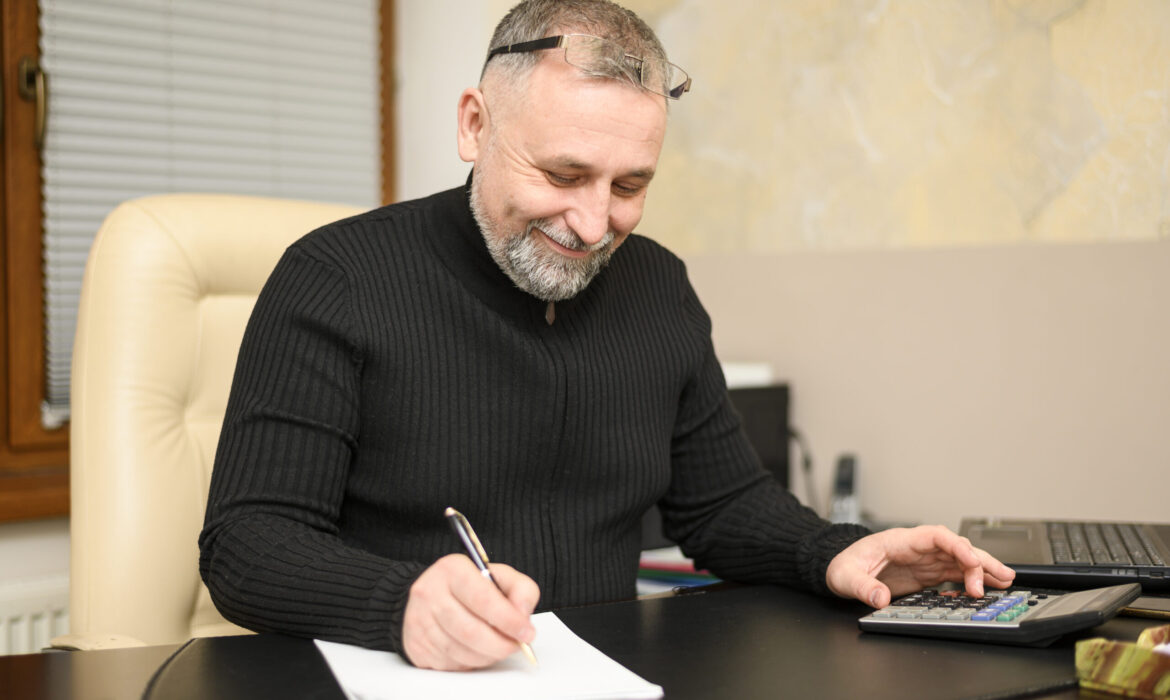 Homem estudando como reduzir despesas em tecnologia