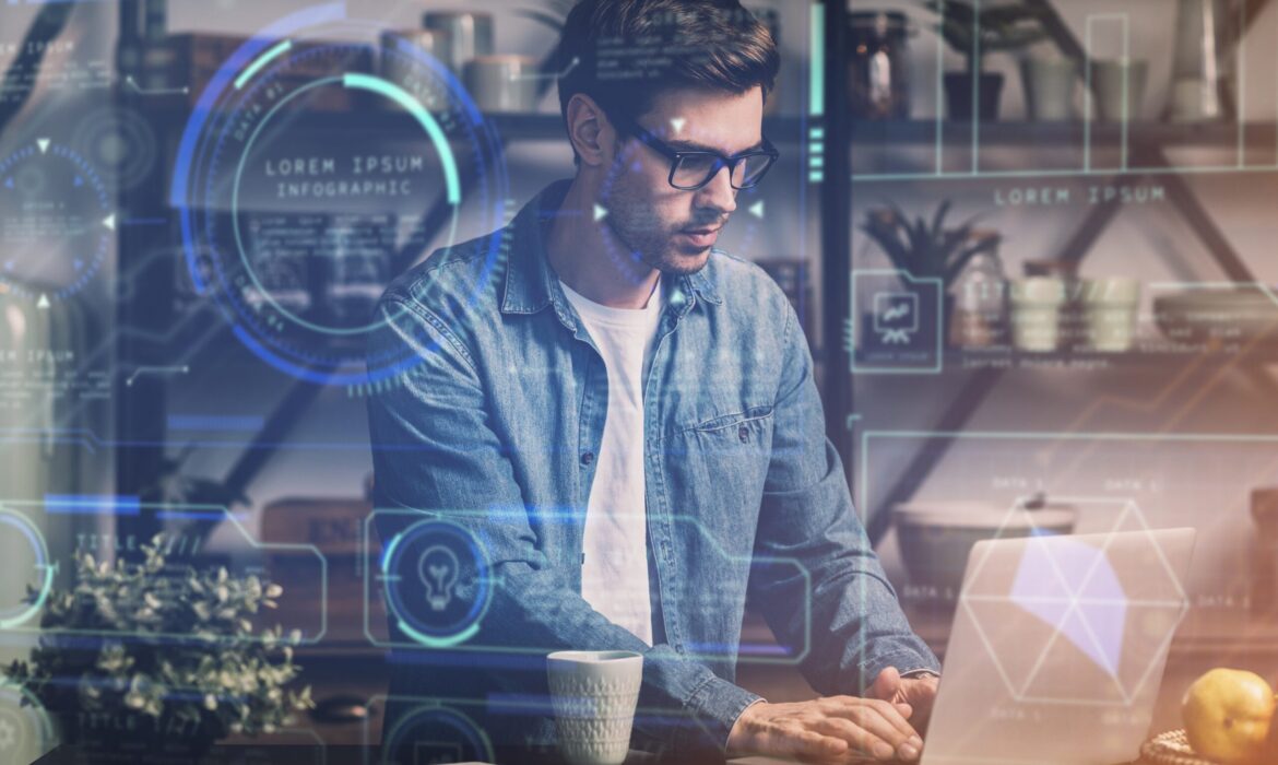 Pessoa trabalhando no computador.