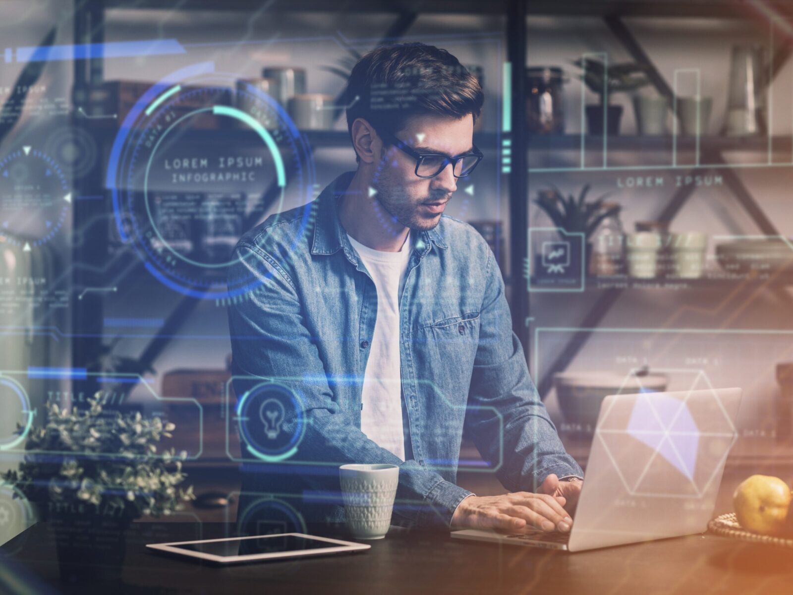 Pessoa trabalhando no computador.