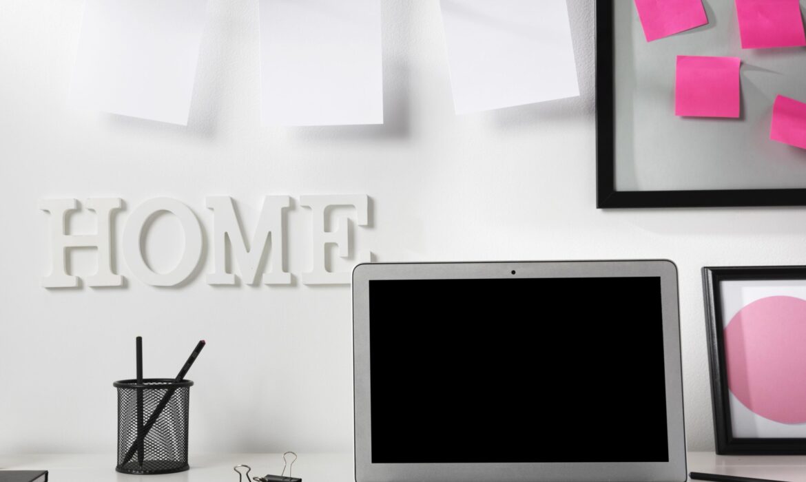 Espaço de trabalho limpo e arrumado com laptop