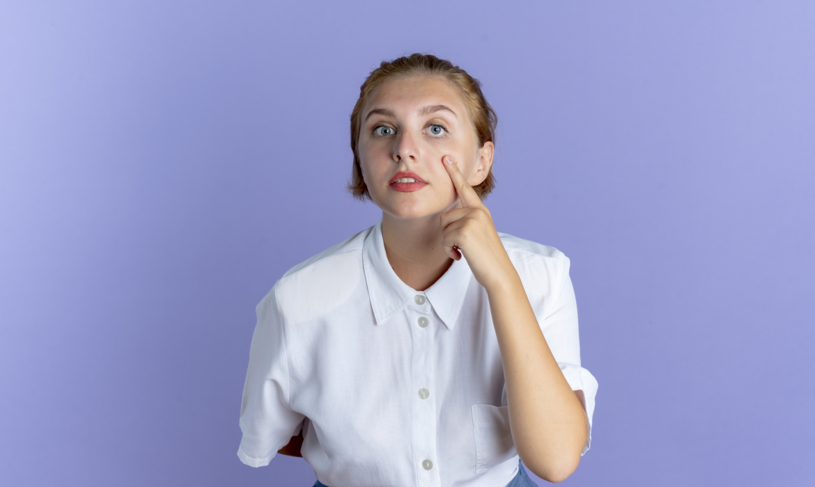 Mulher com expressão atenta, mostrando que está de olho bem aberto